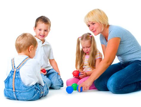 三个孩子和妈妈一起玩耍图片-妈妈和三个孩子一起玩耍素材-高清图片-摄影照片-寻图免费打包下载