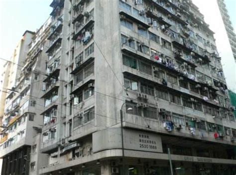 香港老式公共房屋有不少采取这种“井”字型，学名叫：双塔式大厦