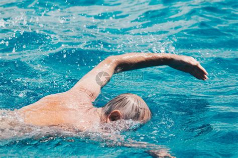 游泳池旁的老年夫妇高清图片下载-正版图片501499953-摄图网