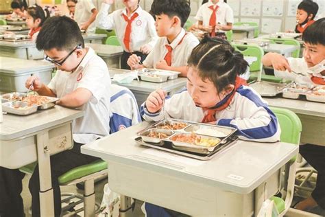 福田2.9万学生可以躺着午休 全区中小学食堂2023年将全部转为自营_深圳新闻网