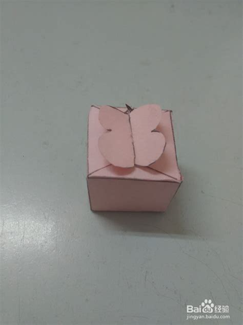 最简单盒子折法又漂亮又有盖子 将上一步的折痕与中间折痕交叉