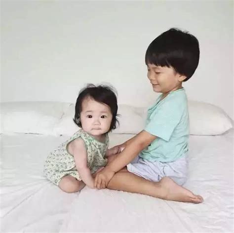 10岁哥哥抱着2个月大妹妹动作娴熟 上学都想带着她凤凰网陕西_凤凰网
