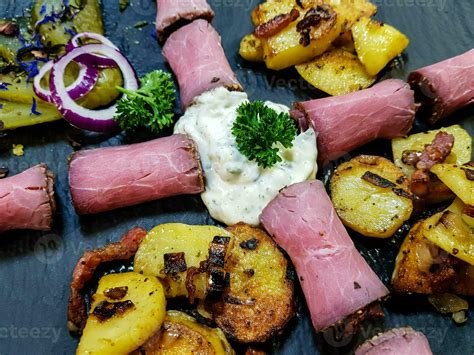 Roastbeef with fried potatoes an Remoulade sauce 24954281 Stock Photo ...