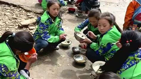 这就是山区儿童的日常，他们吃饭时都是蹲在地上吃的，吃完了主动去洗碗！
