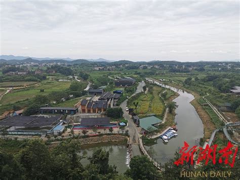 湖南双峰县一个大镇，拥有火车站和高速路互通，是全国重点镇
