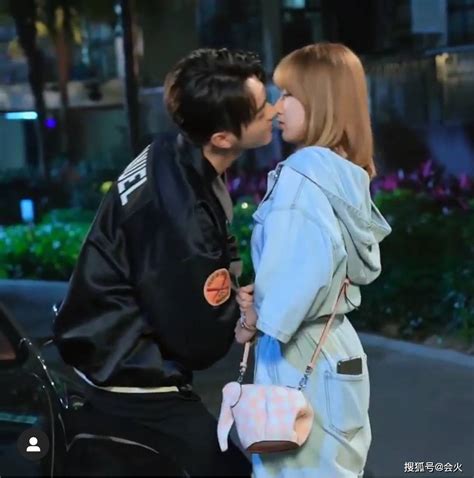有网友爆料说许凯和程潇拍吻戏“亲了一晚上”