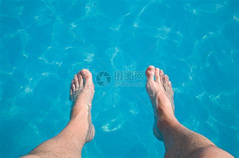 有脚在水池里的人高清图片下载-正版图片501480572-摄图网