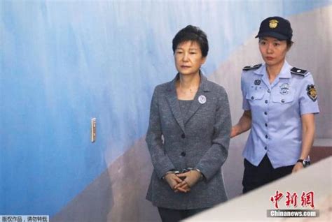 被判24年后，朴槿惠又因国情院受贿等两案获刑8年_手机新浪网