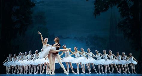 俄罗斯国家芭蕾舞剧院呈现永恒的经典《天鹅湖》_王子