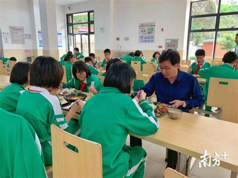 古华中学落实学生集中用餐陪餐制度