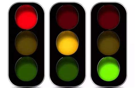 红绿灯怎么走您得看清了