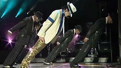 迈克尔杰克逊演唱会上与粉丝互动，现场温馨又感人._腾讯视频