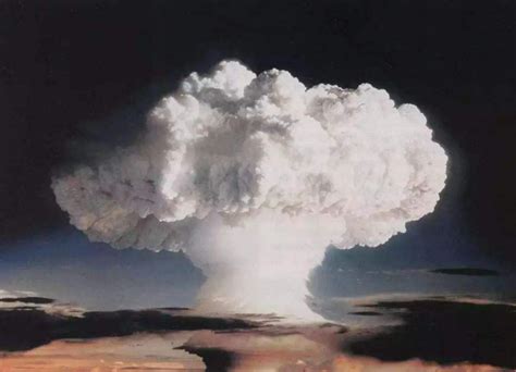 12张原子弹爆炸瞬间老照片：蘑菇云“很美”，但背后意味着死亡|核弹|蘑菇云|爆炸_新浪新闻