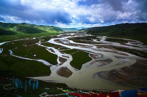 拉加黄河，位于青海果洛藏族自治州玛沁县，在玛沁县后山俯拍拉加黄河，像人血脉纵横交错，分布于大片湿地，云舒云卷，十分壮观。 - 中国国家地理最美 ...