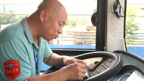 46岁公交司机坚持自学英语20年：随身携带英语摘抄挤时间学习_新浪新闻