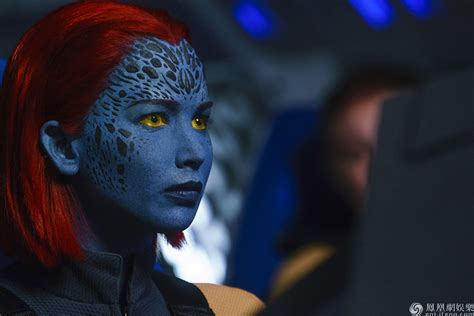 《X战警：新变种人》秘客双眼散发蓝光，迎战恶魔熊