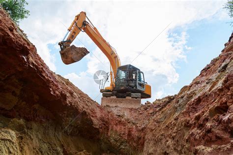 挖掘机为管道挖沟开挖高清图片下载-正版图片505656068-摄图网