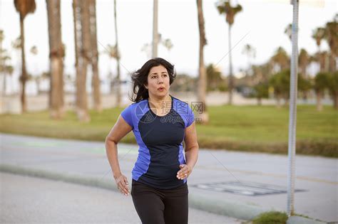穿着运动服装跑步的中年女性高清图片下载-正版图片501863159-摄图网