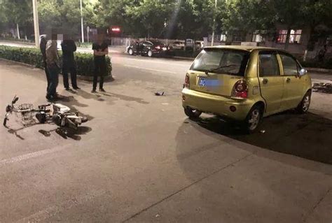 淄博某校3生深夜被撞，车主随即遁形，一生骨折，恐难参加高考…
