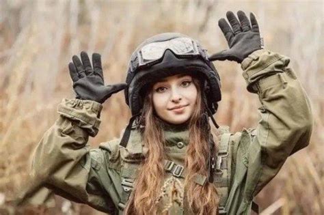 貌美肤白的各兵种俄罗斯女兵，让人有点把持不住|女兵|俄罗斯|男性_新浪新闻