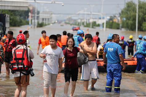 直击河南水灾 | 救援车辆紧急排水 志愿者路边疏导过往车辆|河南省|郑州市|武汉市_新浪新闻