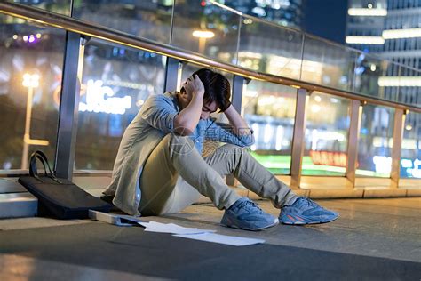 抱头蹲下表情包图片