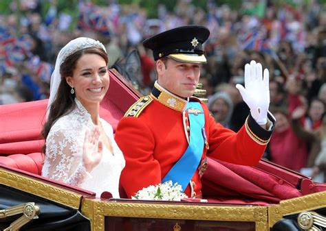 威廉王子大婚直播：伊丽莎白女王、查尔斯王储、卡米拉王妃抵达教堂