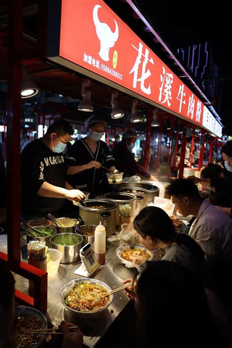 青岛李村夜市小吃街，晚上甚是热闹，充斥着各种声音、味道