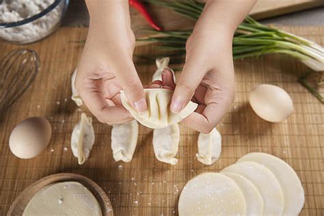 教你饺子的这3种花式包法，慢动作，好看还煮不破，一看就能学会|饺子|饺子皮|肉馅_新浪新闻