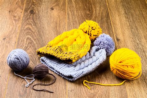 纺织品温暖的木背景上线和编织帽圆球羊毛高清图片下载-正版图片307696090-摄图网