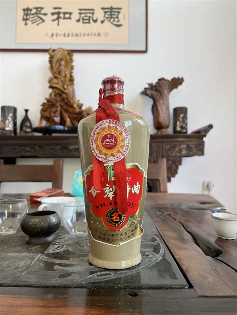 1985年新疆成立30周年纪念 酱瓶伊犁特曲 手摇酒超满 -陈年老茅台酒交易官方平台-中酒投