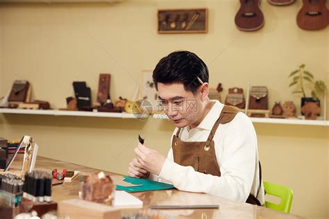 中年男性皮匠手工缝制皮带细节高清图片下载-正版图片501676417-摄图网
