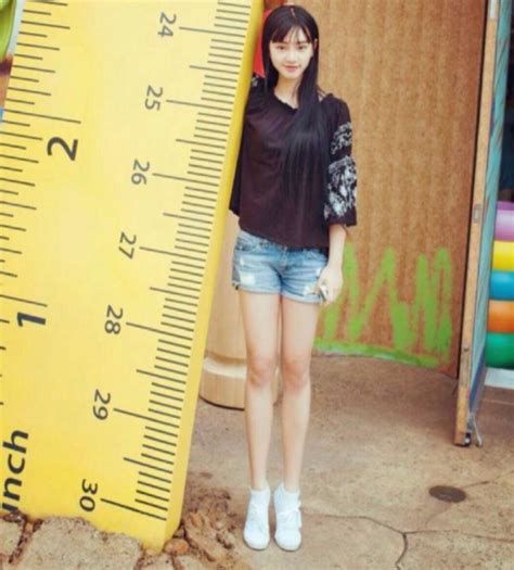 世界上最高的女人，身高足足2米4，逆天长腿比成年人高！_腾讯视频