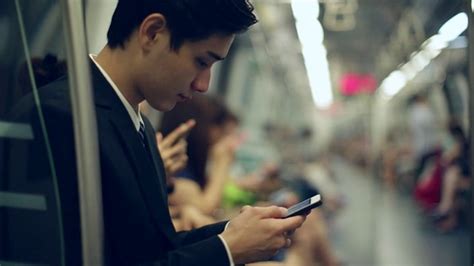 美国人在地铁上看书而中国人在玩手机是因为美国地铁没有网络吗？ - 知乎
