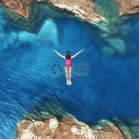 从悬崖跳下进入海洋的年轻女子高清图片下载-正版图片503515500-摄图网