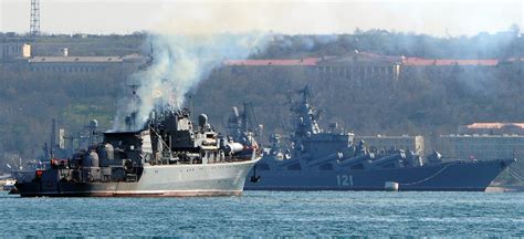 俄一导弹巡洋舰起火爆炸受损严重 自2月以来一直在乌沿海开展行动_手机新浪网