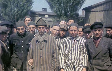 美国士兵首次解放纳粹集中营时看到了什么？机枪扫死全部德国看守_囚犯