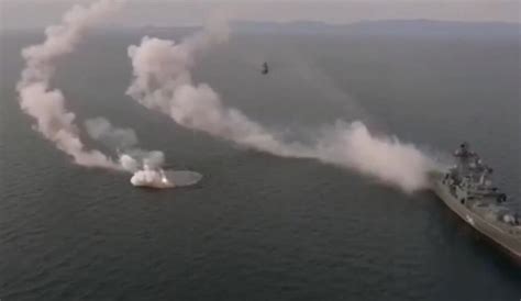 美国万吨级军舰被三枚导弹命中，瞬间浓烟滚滚！