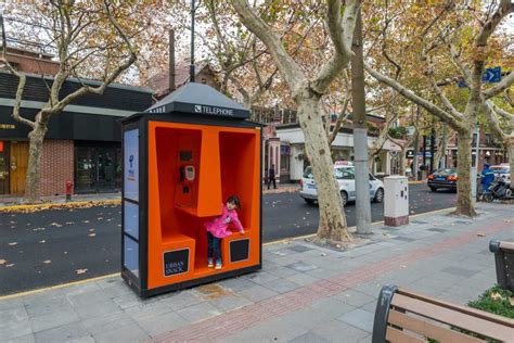 城市公用电话亭成“被遗忘的存在” 该拆还是变？