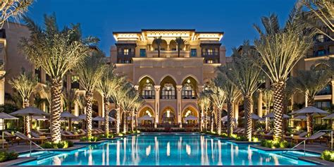 迪拜最“豪”酒店：一晚35000美元，连洗漱用具都是黄金做成__财经头条