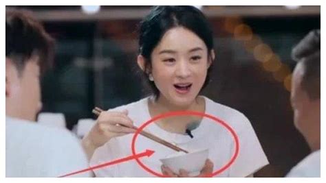 赵丽颖《中餐厅》里用筷子挑菜被批“没素质”后，网友因餐桌礼仪吵起来了