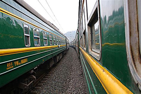 高铁跟绿皮火车有什么区别？游客拿它们做了对比，各有各的好处