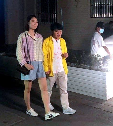 组图：王祖蓝蹲地上为老婆换鞋 穿高跟鞋形象伟岸_手机新浪网