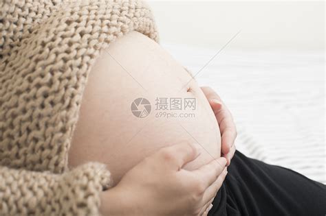 孕妇照肚子特写高清图片下载-正版图片500658435-摄图网