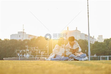 银杏树下的大学生情侣高清图片下载-正版图片502350127-摄图网