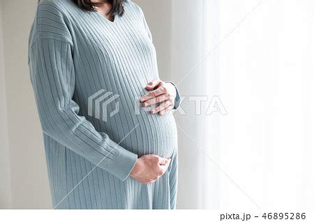 妊婦 妊娠 マタニティ お腹 妊娠後期 女性の写真素材 [46895286] - PIXTA