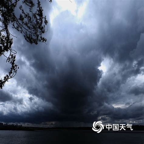 哈尔滨松花江乌云遮天 白昼变黑夜-图片-中国天气网