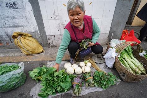 网友表示：丹阳华南菜市场外，好多人在路边摆摊卖菜……