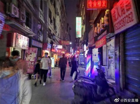 云南一地警方突袭一娱乐场所，53名女子被抓……_手机新浪网
