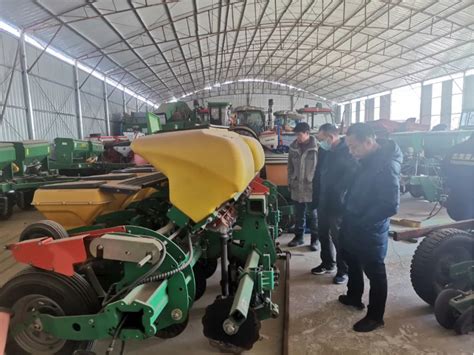 市农机技术推广中心到池湖村送微耕机并指导安全操作